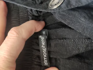 Vestido negro con tirantes y bolsillos