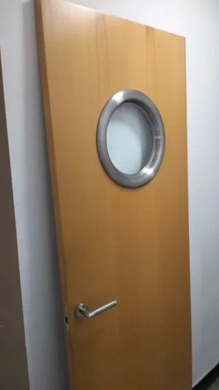 Puerta cocina con ojo de buey