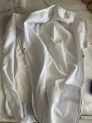 Funda capazo de piqué con velcro.