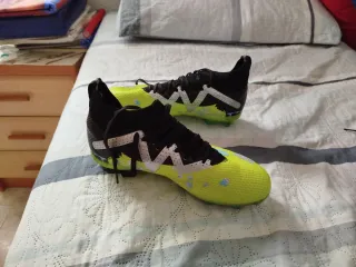 Botas de fútbol amarillas y negras