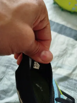 Botas de fútbol amarillas y negras