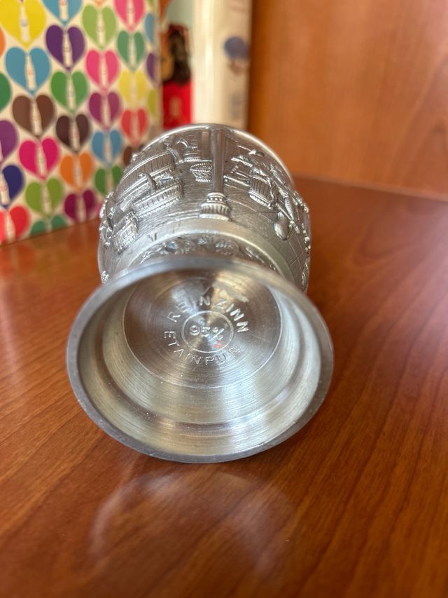 Cáliz de peltre con relieve