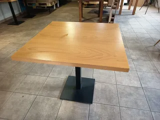 Mesa cuadrada hostelería madera y metal