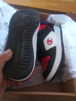 Zapatillas Champion Negras y Rojas