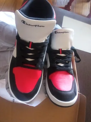 Zapatillas Champion Negras y Rojas