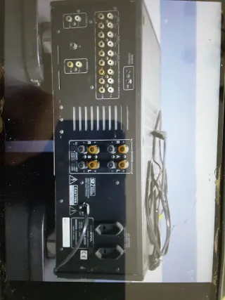 Altavoces JBL y Amplificador Onkyo Negros