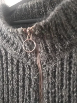 Jersey gris con cremallera