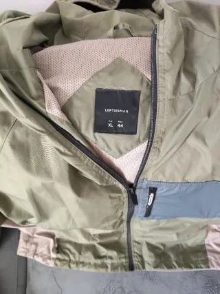 Cortavientos con capucha