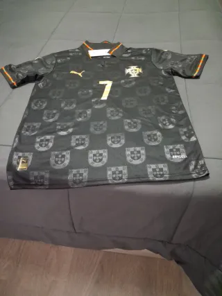 Camiseta Fútbol Puma Negra y Dorada Talla L