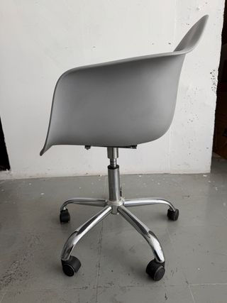 Silla de oficina gris con ruedas
