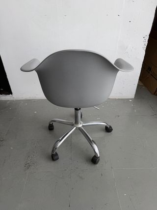 Silla de oficina gris con ruedas