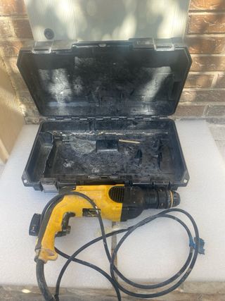 Taladro Percutor Dewalt con maletín leer