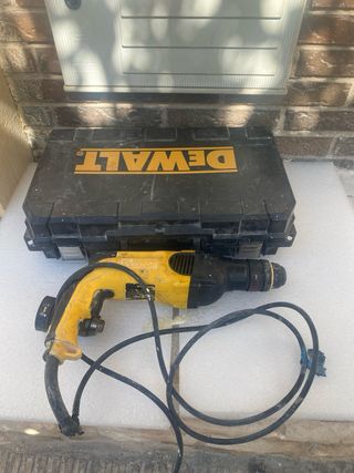 Taladro Percutor Dewalt con maletín leer
