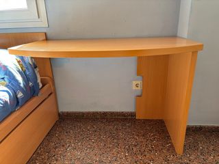 Escritorio madera para habitación juvenil.