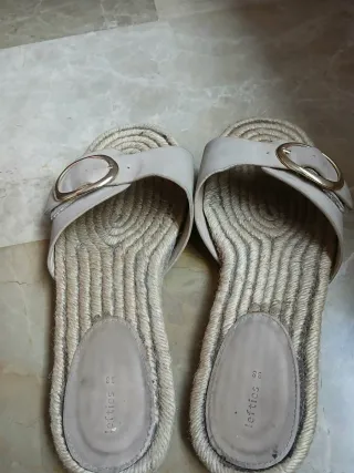 Sandalias planas beige con hebilla dorada