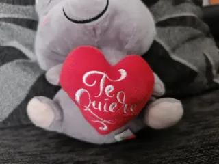 Peluche de gato gris con corazón Te quiero