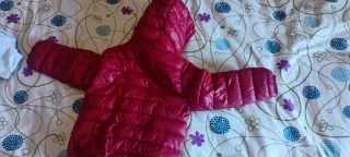 Chaquetón rojo acolchado con capucha