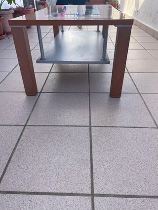 Mesa de comedor de madera y cristal