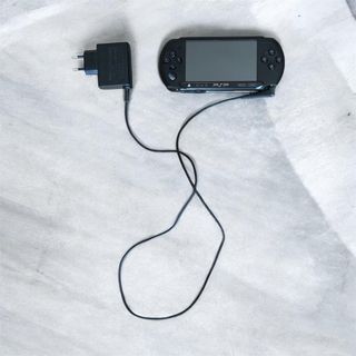 PSP E1004 con custodia, caricabatterie e 8 giochi