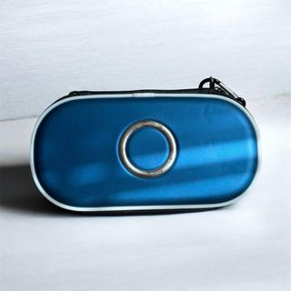 PSP E1004 con custodia, caricabatterie e 8 giochi