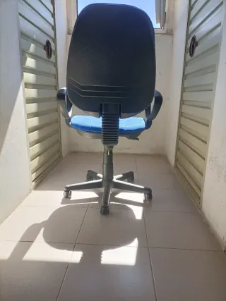 Silla de oficina azul y negra
