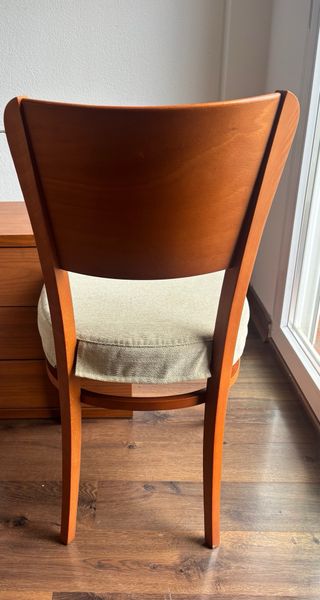 Mesa de comedor y sillas. Urge vender