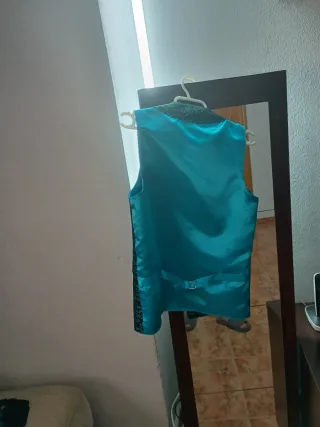 Chaleco estampado negro y turquesa