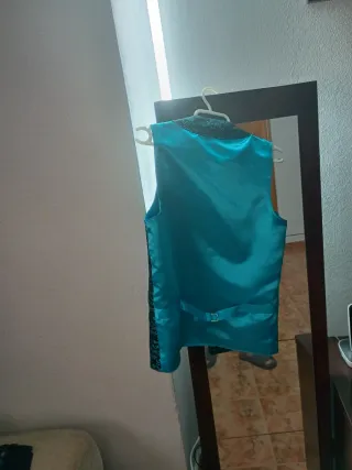 Chaleco estampado negro y turquesa