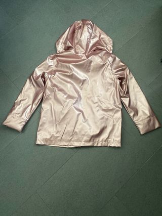 Chaqueta rosa metalizada con capucha