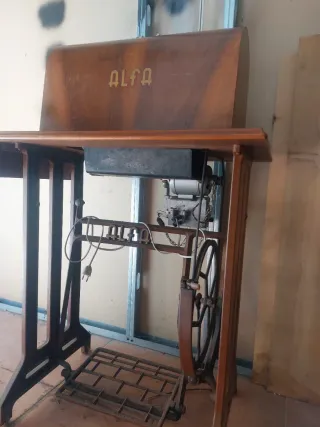 Máquina de coser Alfa con mesa y motor