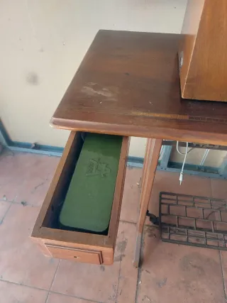 Máquina de coser Alfa con mesa y motor