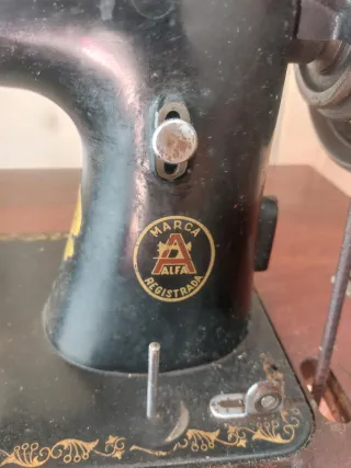 Máquina de coser Alfa con mesa y motor