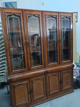 Mueble vitrina de madera y cristal