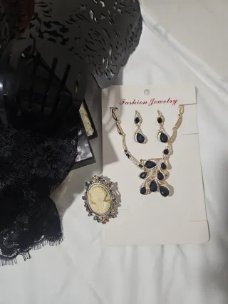Mantilla, peineta, collar y pendientes broches