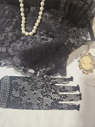 Mantilla, peineta, collar y pendientes broches