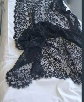 Mantilla, peineta, collar y pendientes broches