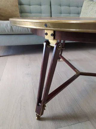 Mesa de centro baja redonda de madera y latón.