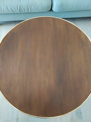 Mesa de centro baja redonda de madera y latón.