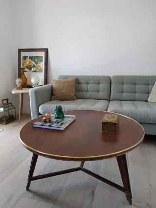 Mesa de centro baja redonda de madera y latón.