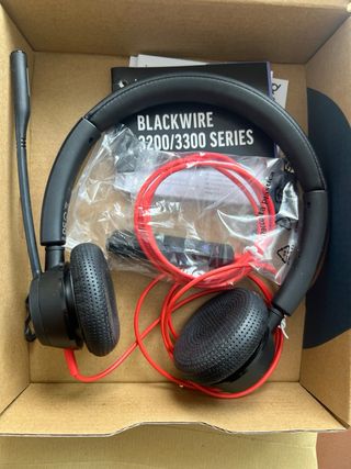 Cascos Poly Blackwire 3325
