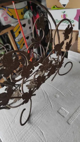 Porta riviste forgiato a mano con foglie