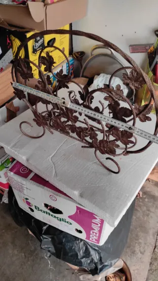 Porta riviste forgiato a mano con foglie