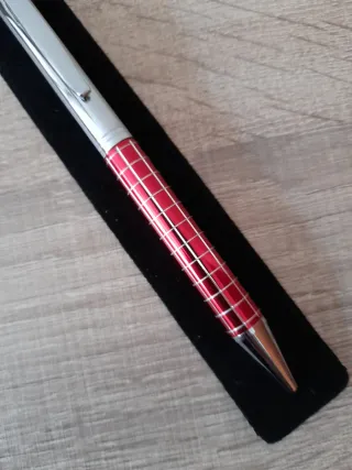 Bolígrafo de lujo con detalles en rojo a estrenar
