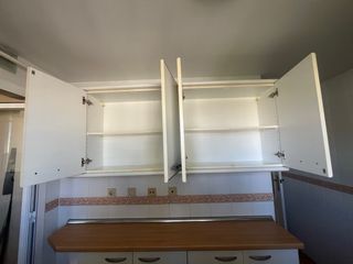 Muebles de cocina blancos y madera.
