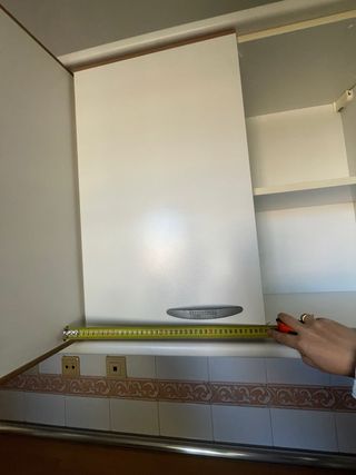 Muebles de cocina blancos y madera.