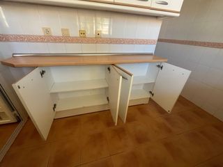 Muebles de cocina blancos y madera.