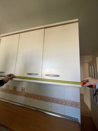 Muebles de cocina blancos y madera.