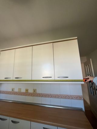 Muebles de cocina blancos y madera.