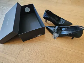 Zapatos salón Uterque negros Talla 38.