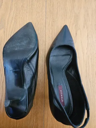 Zapatos salón Uterque negros Talla 38.